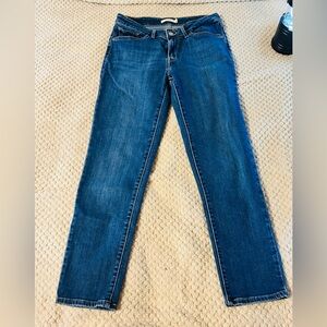 Levi's Women's Classic Blue Slim Leg 712 Jeans-Like New.